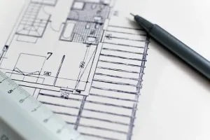 Nowoczesne, solidne drzwi wejściowe do domu jednorodzinnego, z widoczną klamką i zamkiem, podkreślające trwałość i jakość.